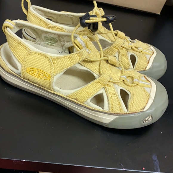 Keen sandals with adjustable pullers - Picture 11 of 12